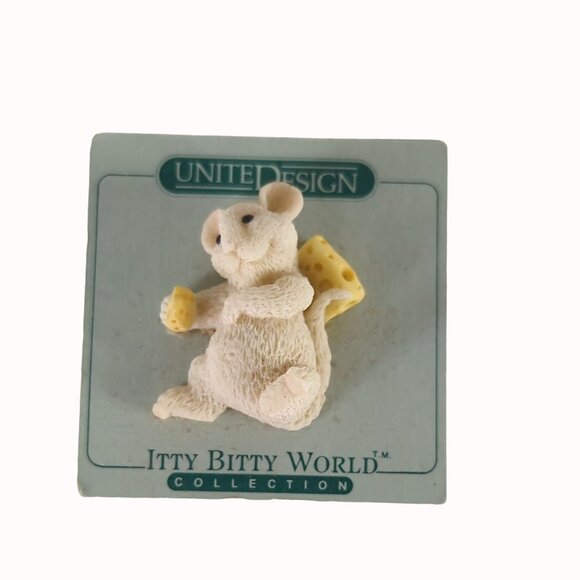 Vintage United Design Itty Bitty World Mouse With Cheese Miniature Figurine - Picture 1 of 3